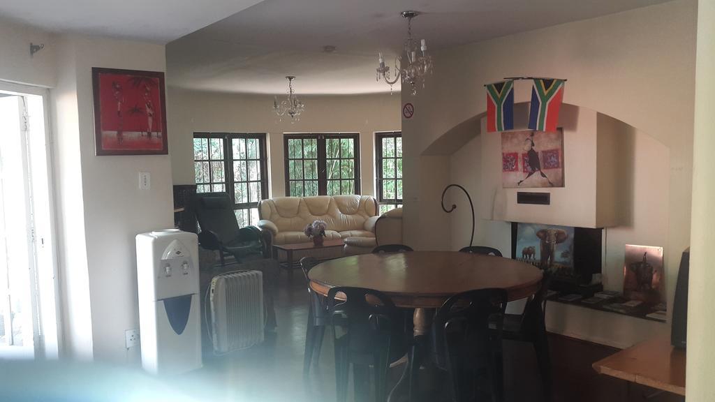 Rosebank Lodge & Backpacker Йоханесбург Екстериор снимка