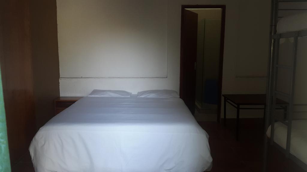 Rosebank Lodge & Backpacker Йоханесбург Екстериор снимка