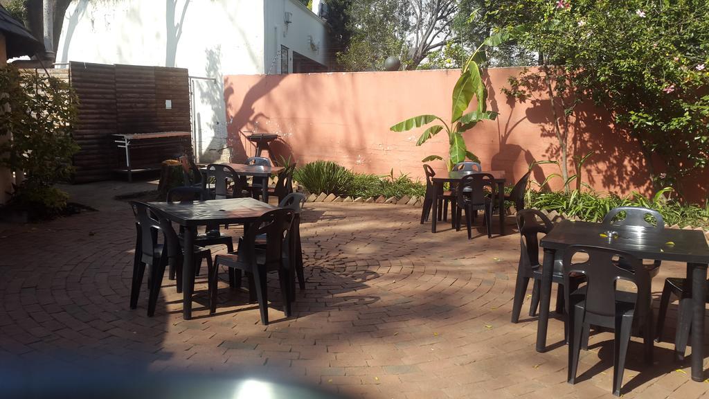 Rosebank Lodge & Backpacker Йоханесбург Екстериор снимка